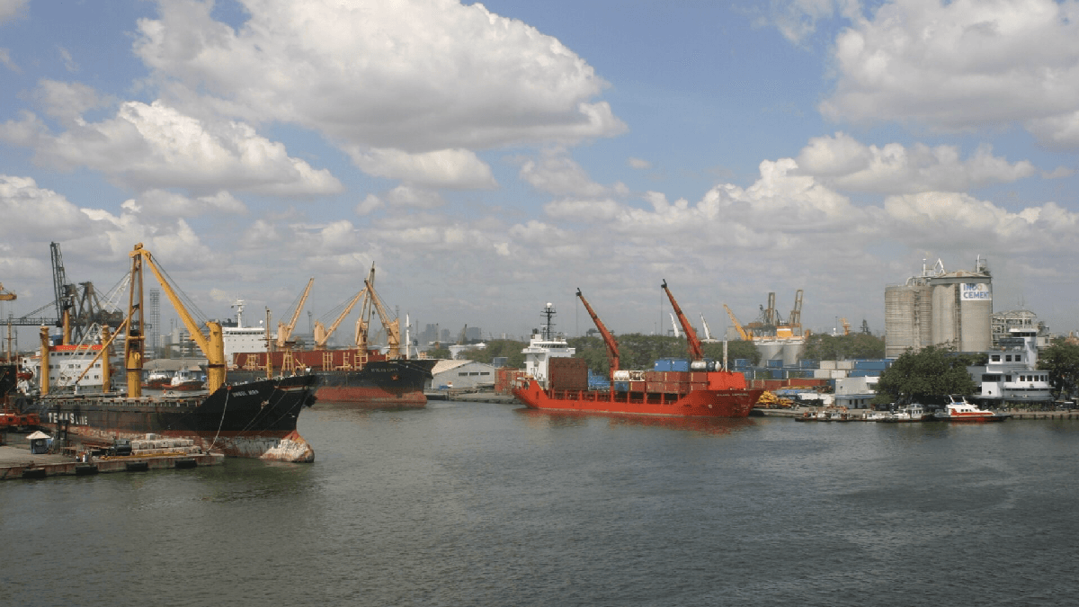 Aktivitas bongkar muat di Pelabuhan Tanjung Priok